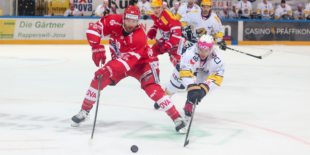 Andrew Rowe und die SCRJ Lakers setzen sich gegen den HC Ajoie knapp durch und gewinnen 3:2.