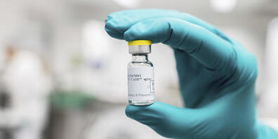 Impfdose des Coronavirus-Impfstoffs des Unternehmens Janssen, das zum Gesundheitskonzern Johnson &amp; Johnson gehört. (Archivbild)