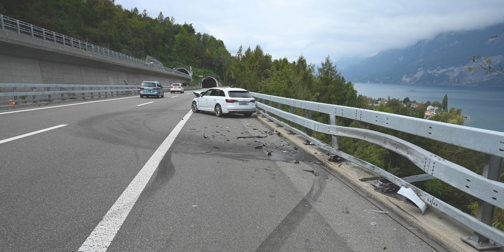 Beim Unfall entstand an den Leitplanken und am Auto Sachschaden von mehreren zehntausend Franken.