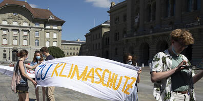 Mitglieder des Klimastreiks mit Transparent auf dem Bundesplatz: Die vom Nationalrat am Mittwoch beschlossene Übergangslösung nach dem Volks-Nein zum neuen CO2-Gesetz dürfte ihnen viel zu wenig weit gehen. Für die grosse Kammer gilt indes vorerst ...