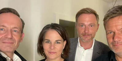 dpatopbilder - HANDOUT - Volker Wissing (l-r), FDP-Generalsekretär, Annalena Baerbock, Bundesvorsitzende von Bündnis 90/Die Grünen, Christian Lindner, FDP-Vorsitzender und Robert Habeck, Co-Bundesvorsitzender von Bündnis 90/Die Grünen haben überra...