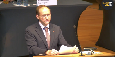 Peinliche Aktion von SVP-Kantonsrat David Beeler an der heutigen Kantonsratssitzung: Als Ratspräsident Thomas Hänggi ihn mehrmals bittet, vom Rednerpult abzutreten, spricht dieser einfach weiter - sogar, als das Mikrofon aus ist. 