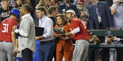 Präsident Joe Biden (r) telefoniert, während die Sprecherin des Repräsentantenhauses, Nancy Pelosi (M, Kalifornien) das Baseballspiel des Kongresses verfolgt. Inmitten angestrengter Verhandlungen im US-Kongress haben sich Parlamentarier und Präsid...
