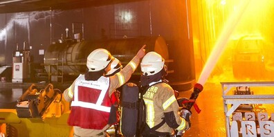 Etwa einhundert Florianijünger waren im Einsatz und konnten ein Übergreifen des Feuers auf die Betriebstankstelle verhindern