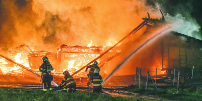 Grossbrände werden von den Ermittlungsbehörden nicht immer prioritär behandelt. (Im Bild der Brand in Trachslau)