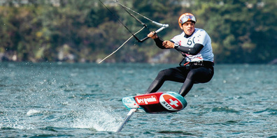 Der Fajauner Bruce Kessler fährt beim Kitefoil-Wettkampf am Traunsee auf Rang 11. 