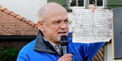 Historiker Thomas Fuchs präsentierte als Beweisstück das Faksimile der Urkunde aus dem Jahr 821. Das Original ist im Kloster St. Gallen archiviert.