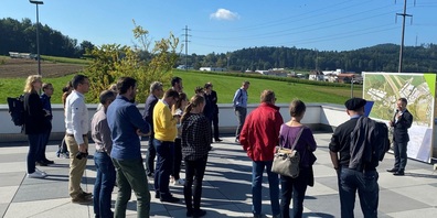Raffele Landi, Projektmanager WILWEST seitens Kanton Thurgau, erläutert den Teilnehmenden der Schweizerischen Bausekretärenkonferenz auf der Terrasse der Autowelt Von Rotz das Projekt.