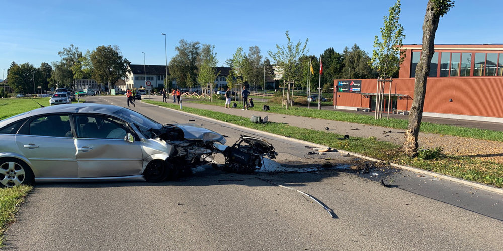 Bei einem Selbstunfall in Gossau ZH wurde der Fahrer leicht verletzt.