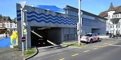 Der Velofahrer war vermutlich über Rot gefahren, weshalb es zur Kollision mit dem Auto kam, das gerade au der Tiefgarage fuhr. 