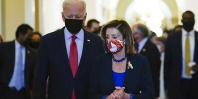 US-Präsident Joe Biden mit der Sprecherin des Repräsentantenhauses, Nancy Pelosi, im Kapitol. Foto: Susan Walsh/AP/dpa