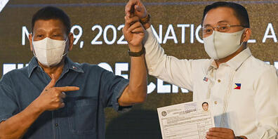 Rodrigo Duterte (l) will künftig seinen langjährigen Berater Christopher Go unterstützen, der gerade seine Kandidatur für das Amt des Vizepräsidenten eingereicht hat. Foto: Lisa Marie David/POOL REUTERS/AP/dpa