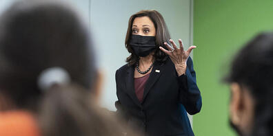 US-Vizepräsidentin Kamala Harris besucht die George Mason University im Bundesstaat Virginia. Harris ist wegen ihrer Reaktion auf die Äußerungen einer Studentin zu Israel unter Druck geraten. Foto: Jacquelyn Martin/AP/dpa