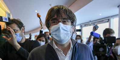 Carles Puigdemont (M.), katalanischer Separatistenführer und Europaabgeordneter, trifft zu einer Ausschusssitzung im Europäischen Parlament ein. Foto: Riccardo Pareggiani/AP/dpa