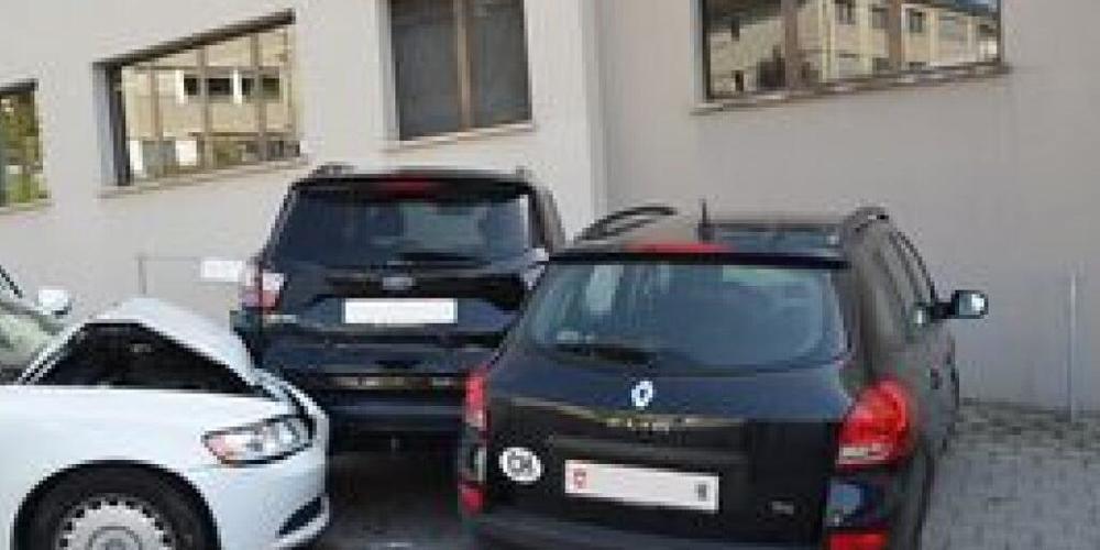 Die Autofahrerin verletzte sich bei der Kollision leicht, sie wurde zur Kontrolle durch den Rettungsdienst in Spital überführt. An den Fahrzeugen entstand Schaden von mehreren tausend Franken.