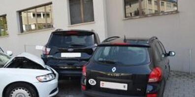 Die Autofahrerin verletzte sich bei der Kollision leicht, sie wurde zur Kontrolle durch den Rettungsdienst in Spital überführt. An den Fahrzeugen entstand Schaden von mehreren tausend Franken.