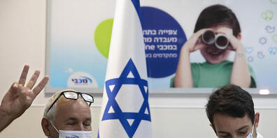 ARCHIV - Ein Mann erhält seine dritte Impfung mit dem Corona-Impfstoff von Pfizer-BioNTech. Foto: Sebastian Scheiner/AP/dpa