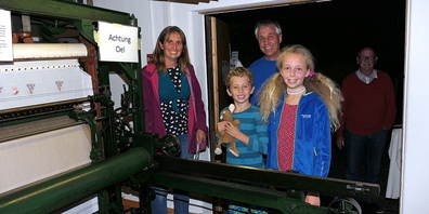 Diese Familie nutzte die «Lange Nacht der Museen» für einen Besuch in der Handstickerein in Balgach