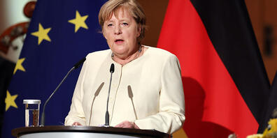 Bundeskanzlerin Angela Merkel spricht beim Festakt zum Tag der Deutschen Einheit in der Händel-Halle. In der Saalestadt finden die zentralen Feierlichkeiten zum Tag der Deutschen Einheit statt. Begleitet werden die Festlichkeiten von einer Ausstel...