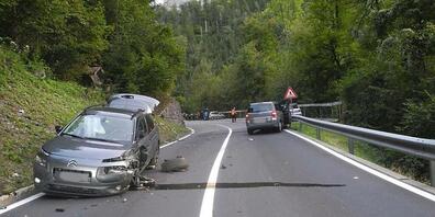 Eine junge Frau verlor in einer Linkskurve die Kontrolle über ihr Fahrzeug und kollidierte mit einem entgegenkommenden Auto. Drei Personen wurden leicht verletzt.