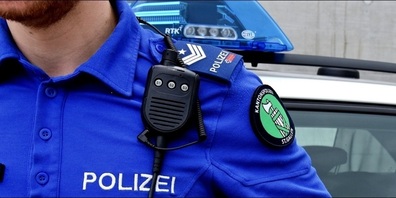 Ein renitenter fahrunfähiger Lenker bedrohte bei einer Kontrolle Kantonspolizisten massiv und landete in Polizeigewahrsam. (Symbolbild)