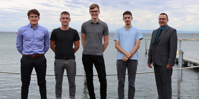 Chris Langenegger (v.l.), Fabio Würsch, Kian Jaenecke und Adam Fricker gehören zu den besten Konstrukteuren. Sie durften von Verbandspräsident Andreja Slavik den «Champion»-Titel entgegennehmen.