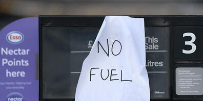 Ein Schild an einer Tankstelle zeigt an, dass der Treibstoff ausgegangen ist. Panikkäufe wegen befürchteter Engpässe bei Benzin und Diesel haben Tankstellen in Großbritannien stark unter Druck gesetzt. Foto: Jon Super/AP/dpa