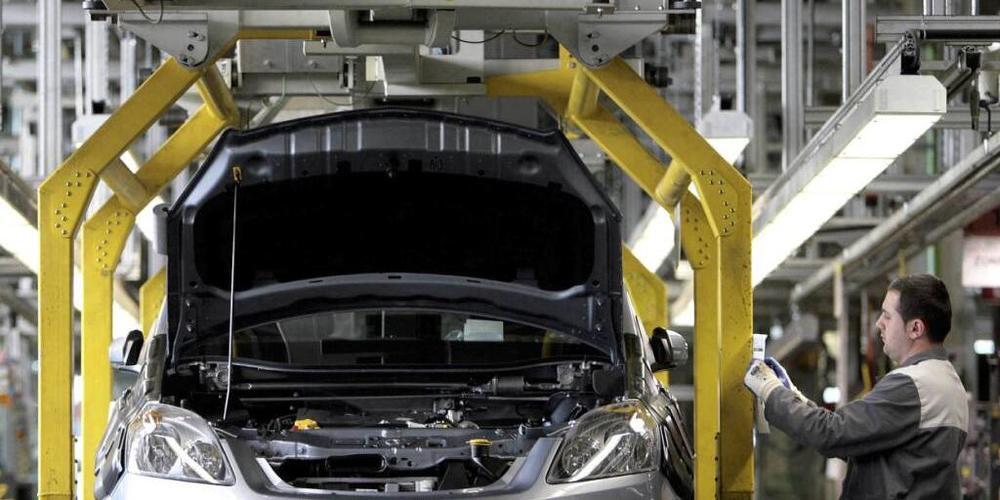 Ein Opel-Mitarbeiter kontrolliert im Opel-Werk in Bochum einen unfertigen Opel (Archivbild).