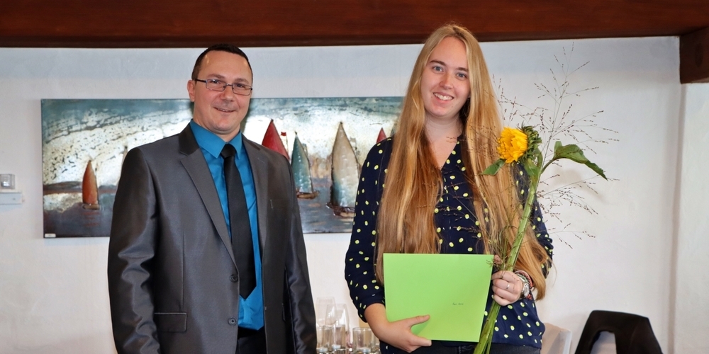 Anina Ruch (r,) durfte von Andreja Slavik die «Champions»-Auszeichnung sowie einen finanziellen Zustupf entgegennehmen.