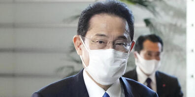Japans gewählter Premierminister Fumio Kishida kommt in seiner offiziellen Residenz in Tokio an. Kishida wurde in einer Parlamentsabstimmung formell zum neuen japanischen Premierminister gewählt und löste damit Yoshihide Suga ab. Foto: Eugene Hosh...
