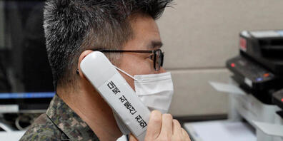 HANDOUT - Auf diesem vom südkoreanischen Verteidigungsministerium zur Verfügung gestellten Foto führt ein Militäroffizier einen Testanruf nach Nordkorea durch. Foto: Uncredited/South Korea Defense Ministry/AP/dpa - ACHTUNG: Nur zur redaktionellen ...