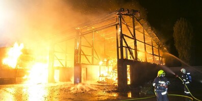 Die unbewohnte Lagerhalle ist abgebrannt. Weder Mensch noch Tier kam zu Schaden