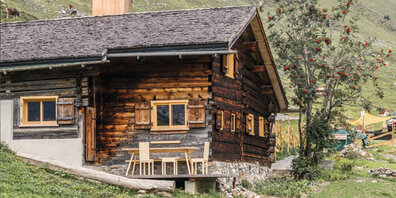 Porträt des umgebauten  historischen Strickbaus auf einer Alp oberhalb von St. Antönien. 