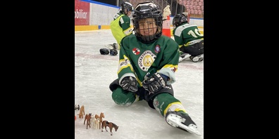 Kinder haben viel Spass beim Eishockeytraining.