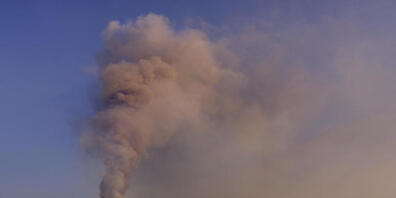 Lava fließt aus dem Vulkan auf der Kanareninsel La Palma. Foto: Daniel Roca/AP/dpa