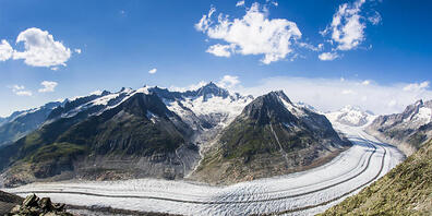 Weil die Gletscher schmelzen, wird die Abflussmenge an Wasser grösser. Blick auf den Aletschgletscher vom Eggishorn ob Fiesch VS aus. (Archivbild)