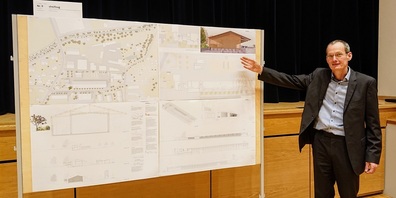 Architekt Andrew Strickland erläuterte an der Medienkonferenz sein Projekt "streifzug", welches die Jury überzeugen konnte.