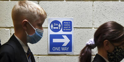 ARCHIV - Schüler stehen an einer Corona-Teststation in ihrer Schule. In englischen Schulen breitet sich das Coronavirus offenbar wieder stärker aus und mehr Schüler verpassen deshalb den Unterricht. Foto: Rui Vieira/AP/dpa