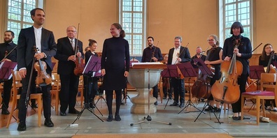 Das Ensemble nimmt den Applaus des Publikums entgegen.