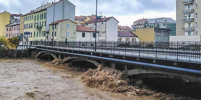 Blick auf einen Fluss in der Nähe von Savona, der nach schweren Regenfällen in der Region überschwemmt wurde. Italien ist zum Wochenstart von teils heftigen Unwettern heimgesucht worden. Foto: Tano Pecoraro/LaPresse/AP/dpa