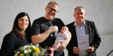 Stadtpräsident Thomas Niederberger gratuliert Corinne Keller und Urs Brüschweiler zur Ge-burt ihrer Tochter Ronja.