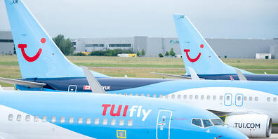 Reisende buchen wieder vermehrt bei Tui. Um staatliche Kredite zurückzubezahlen, nimmt das Unternehmen Geld auf. (Archivbild)
