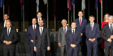 Charles Michel (M,r), Präsident des Europäischen Rats, steht zusammen mit anderen EU-Staats- und Regierungschefs für ein Gruppenfoto während des EU-Westbalkan-Gipfels. Die EU will weniger abhängig von anderen Weltregionen werden, teilte Charles Mi...