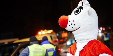Dieses Jahr ist "Nez Rouge" nicht flächendeckend unterwegs: Das Maskottchen der Aktion wirbt in Genf für mehr Verkehrssicherheit. (Archivbild)