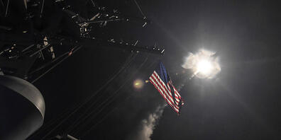 ARCHIV - HANDOUT - Das von der US-Navy zur Verfügung gestellt Bild zeigt den Zerstörer USS Porter (DDG 78) im Mittelmeer, während eine Tomahawk-Rakete abgefeuert wird. Erstmals seit vielen Jahren haben die USA die Zahl ihrer Atomsprengköpfe veröff...