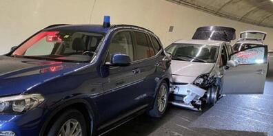 Die Kantonspolizei Zürich hat  im Ristet-Tunnel einen Geisterfahrer gestoppt. Das Auto fuhr mit einem Rad auf der Felge.