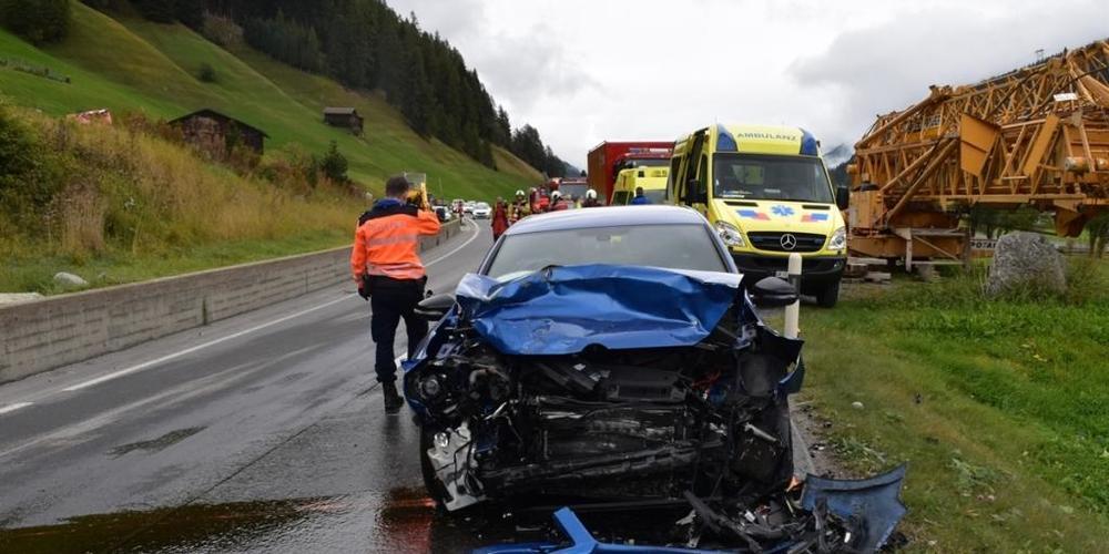 Bei der Frontalkollision auf der Landwasserstrasse in Davos wurden drei Personen verletzt.