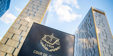 ARCHIV - Ein Schild mit der Aufschrift «Cour de Justice de l'union Européene» steht vor den Bürotürmen des Europäischen Gerichtshofs im Europaviertel auf dem Kirchberg. Am Mittwoch (06.10.2021) soll ein EuGH-Urteil zur Unabhängigkeit der Justiz in...