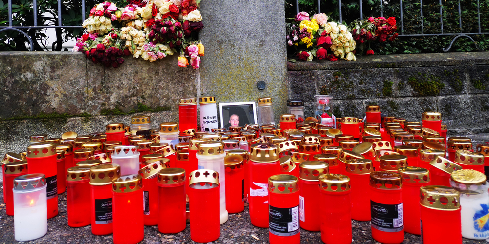 Blumen und Kerzen für den Getöteten.