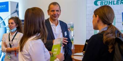 Gespräche an Informationsständen.